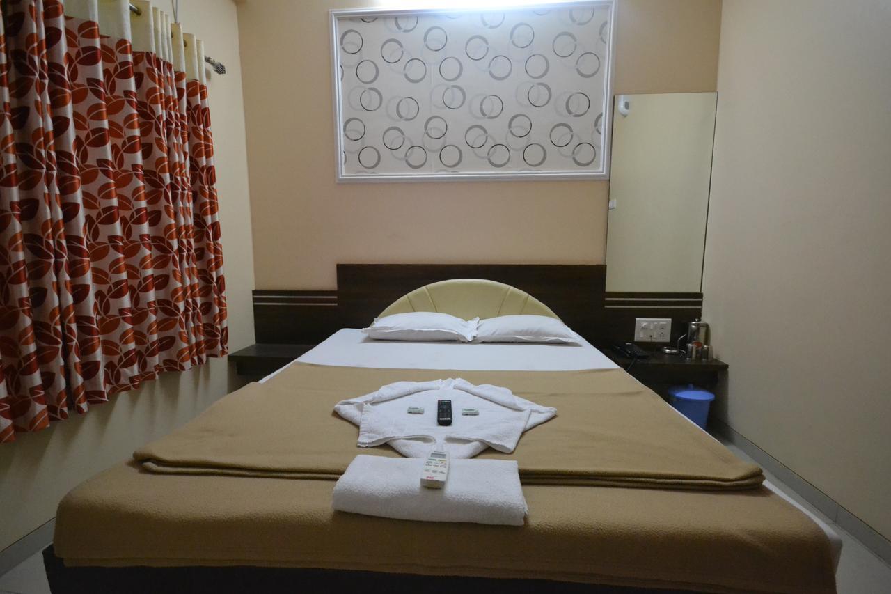 Hotel Yogiraj شيردي المظهر الخارجي الصورة