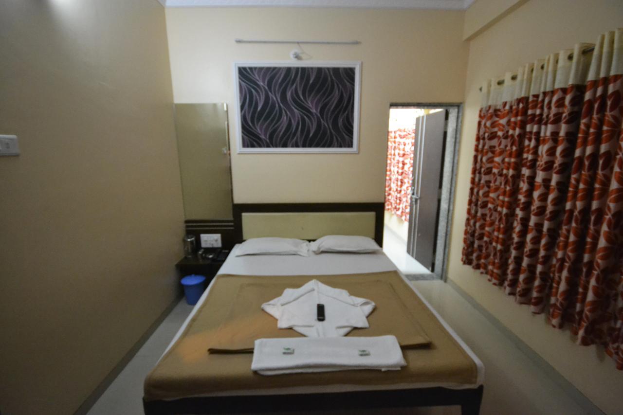 Hotel Yogiraj شيردي المظهر الخارجي الصورة