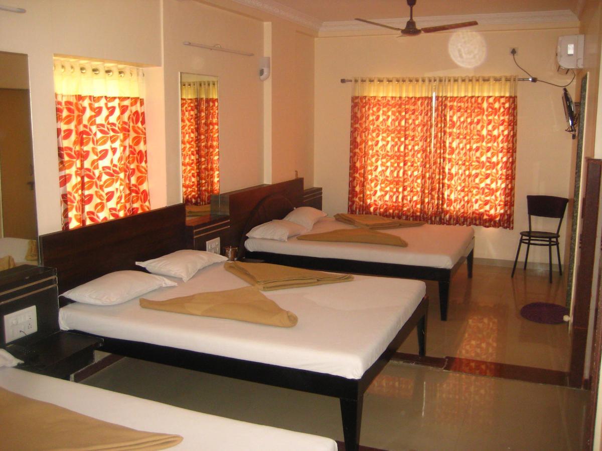 Hotel Yogiraj شيردي المظهر الخارجي الصورة